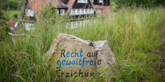 Stein mit der Aufschrift „Recht auf gewaltfreie Erziehung“ an der Odenwaldschule Stein mit der Aufschrift „Recht auf gewaltfreie Erziehung“ an der Odenwaldschule