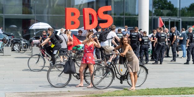 Prostest der BDS-Kampagne in Berlin zum Besuch des israelischen Ministerpräsident Benjamin Netanjahu Prostest der BDS-Kampagne in Berlin zum Besuch des israelischen Ministerpräsident Benjamin Netanjahu