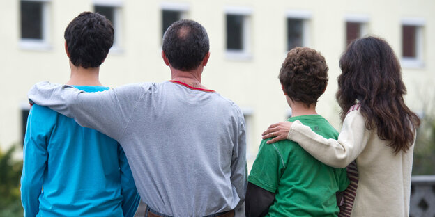 Eine syrische Familie sitzt vor einem Asylwohnheim der Zentralen Ausländerbehörde des Landes Brandenburg Eine syrische Familie sitzt vor einem Asylwohnheim der Zentralen Ausländerbehörde des Landes Brandenburg