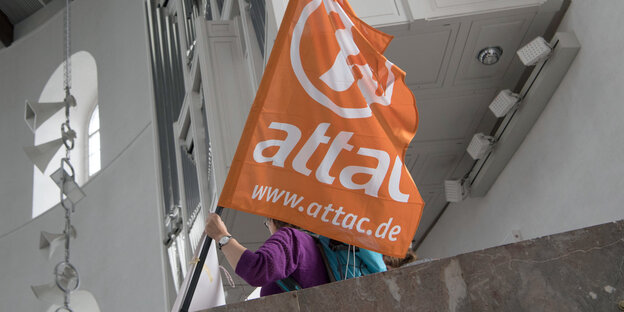 Attac-Flagge in der Paulskirche Attac-Flagge in der Paulskirche