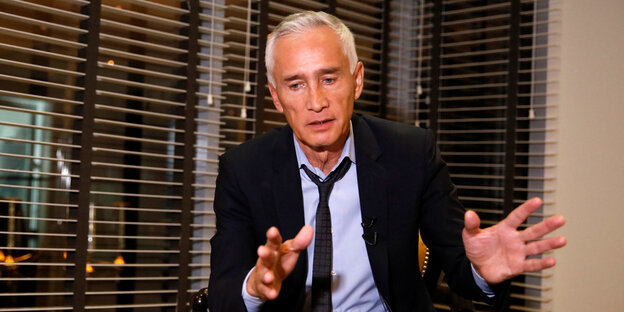 Der Journalist Jorge Ramos trägt einen Anzug und gestikuliert Der Journalist Jorge Ramos trägt einen Anzug und gestikuliert