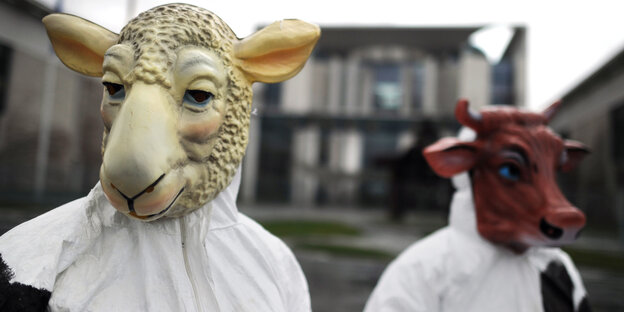 Tierrechtler, die sich als Schaf und Rind verkleidet haben, protestieren vor dem Kanzleramt in Berlin Tierrechtler, die sich als Schaf und Rind verkleidet haben, protestieren vor dem Kanzleramt in Berlin