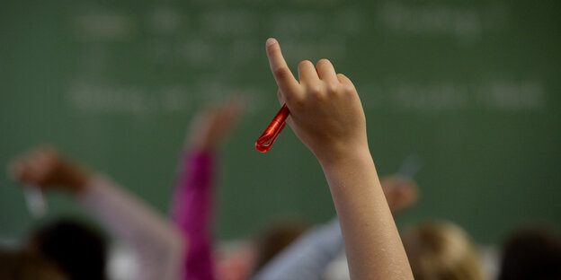 Schüler melden sich in einer Klasse Schüler melden sich in einer Klasse