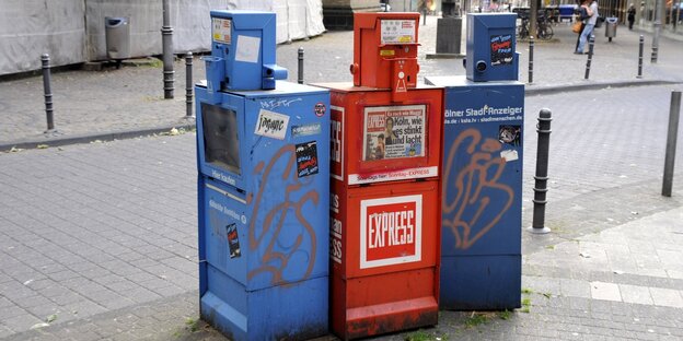 Zeitungskästen der "Kölnischen Rundschau", "Express" und "Kölner Stadt-Anzeiger" stehen nebeneinander Zeitungskästen der "Kölnischen Rundschau", "Express" und "Kölner Stadt-Anzeiger" stehen nebeneinander