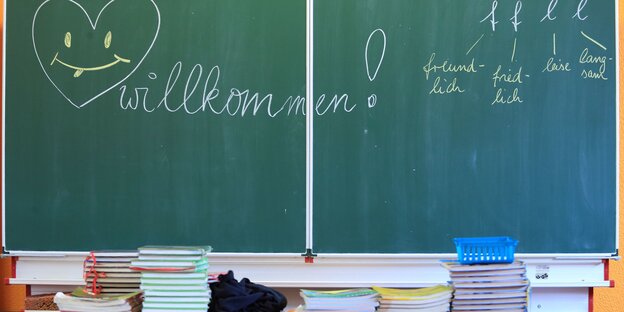 Auf einer Schultafel steht mit Kreide gemalt das Wort Willkommen Auf einer Schultafel steht mit Kreide gemalt das Wort Willkommen