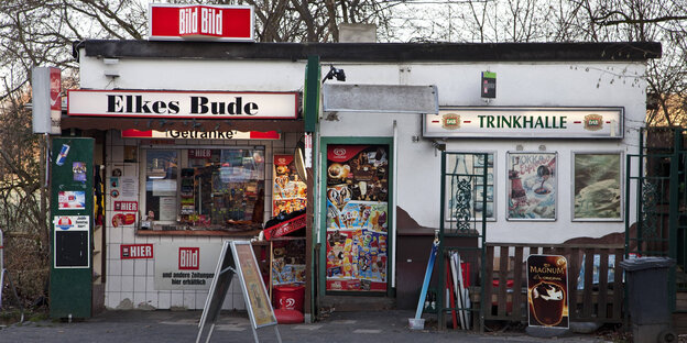 Ein Kiosk mit den Schriftzügen "Elkes Bude" und "Trinkhalle", die "Bild"-Zeitung wird dort beworben Ein Kiosk mit den Schriftzügen "Elkes Bude" und "Trinkhalle", die "Bild"-Zeitung wird dort beworben