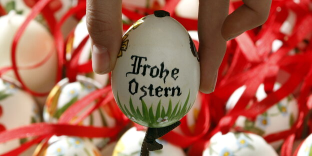 Osterei mit der Aufschrift: Frohe Ostern Osterei mit der Aufschrift: Frohe Ostern