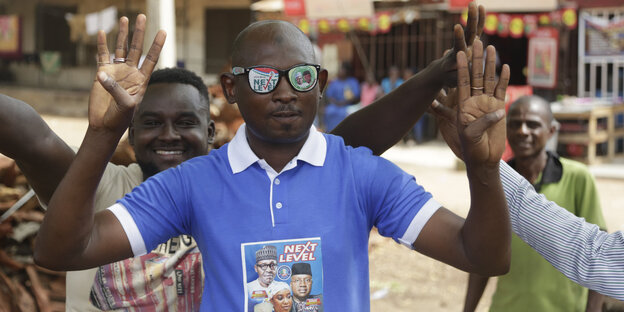 Ein junger Buhari-Anhänger bejubelt seine Wiederwahl Ein junger Buhari-Anhänger bejubelt seine Wiederwahl