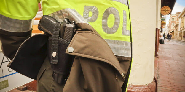 Ein Polizist trägt eine Sig-Sauer-Pistole Ein Polizist trägt eine Sig-Sauer-Pistole