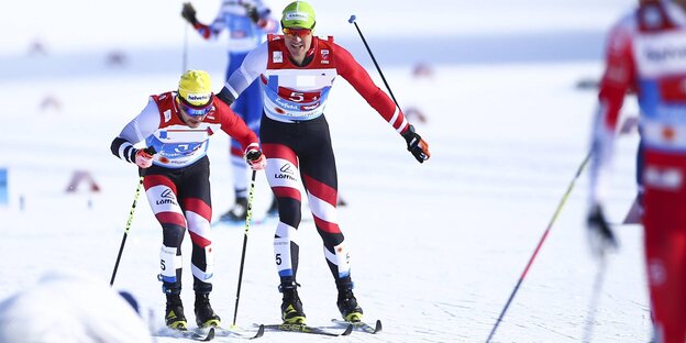 Drei Langläufer auf Skiern im Schnee Drei Langläufer auf Skiern im Schnee