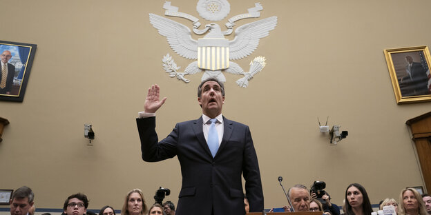 Trumps Ex-Anwalt Michael Cohen wird eingeschworen und hebt dabei die Hand Trumps Ex-Anwalt Michael Cohen wird eingeschworen und hebt dabei die Hand
