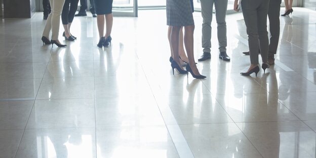 Beine von Männern und Frauen in Businesskleidung Beine von Männern und Frauen in Businesskleidung