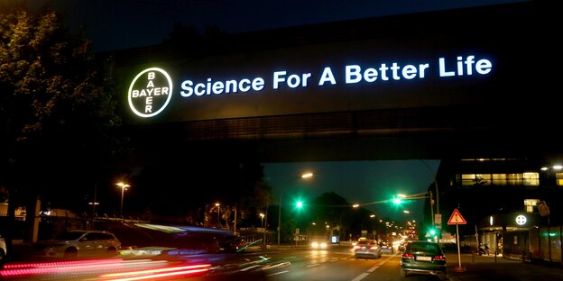 Eine Bayer-Werbung an einer Straßenüberführung Eine Bayer-Werbung an einer Straßenüberführung