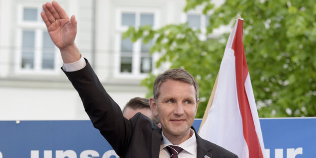 Ein Mann, Björn Höcke, mit erhobenem Arm