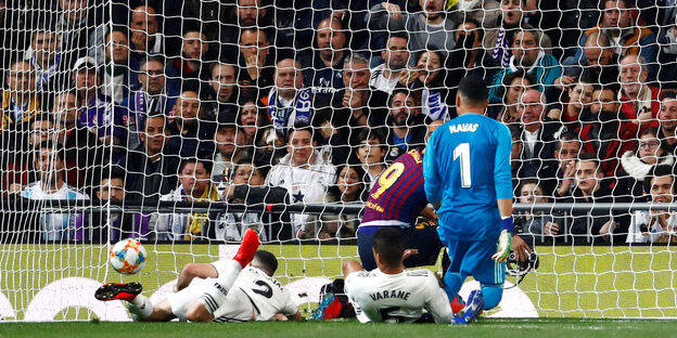 Spieler von Real Madrid liegen auf dem Rasen Spieler von Real Madrid liegen auf dem Rasen