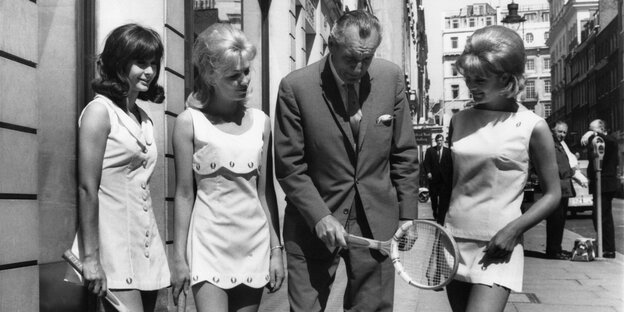 Drei Frauen und ein Mann auf einem Schwarz-Weiß-Foto Drei Frauen und ein Mann auf einem Schwarz-Weiß-Foto
