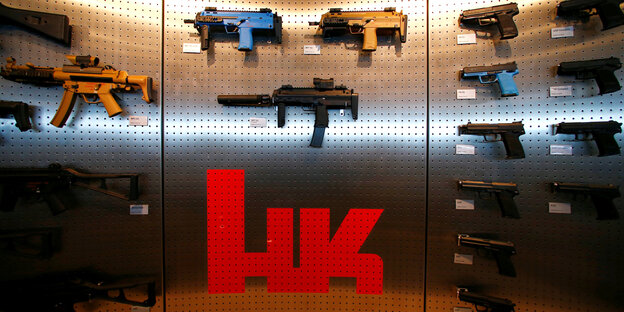Verschiedene Waffen von Heckler & Koch werden an einer Wand präsentiert. Verschiedene Waffen von Heckler & Koch werden an einer Wand präsentiert.