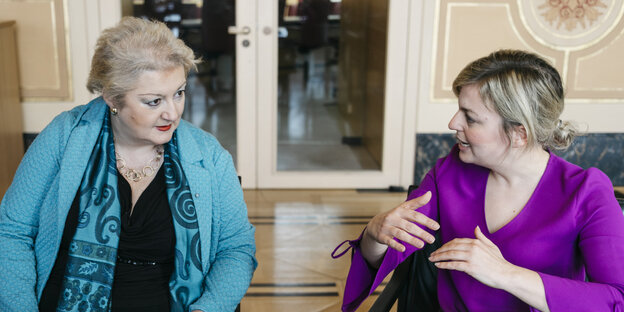 Petra Guttenberger und Katharina Schulze diskutieren miteinander Petra Guttenberger und Katharina Schulze diskutieren miteinander