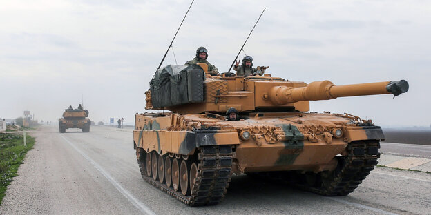 Ein Leopard 2A4 der türkischen Armee. Ein Leopard 2A4 der türkischen Armee.