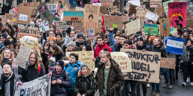 Hunderte Schülerinnen und Schüler protestieren mit Plakaten und Bannern gegen den Klimawandel Hunderte Schülerinnen und Schüler protestieren mit Plakaten und Bannern gegen den Klimawandel