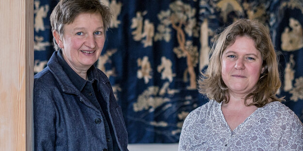 Zwei Frauen stehen nebeneinander in einem Türrahmen. Es sind Ise Bosch und Claudia Bollwinkel Zwei Frauen stehen nebeneinander in einem Türrahmen. Es sind Ise Bosch und Claudia Bollwinkel