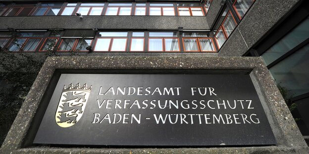 Ein Schild mit dem Namen der Behörde vor dem Landesamt für Verfassungschutz Baden-Württemberg Ein Schild mit dem Namen der Behörde vor dem Landesamt für Verfassungschutz Baden-Württemberg