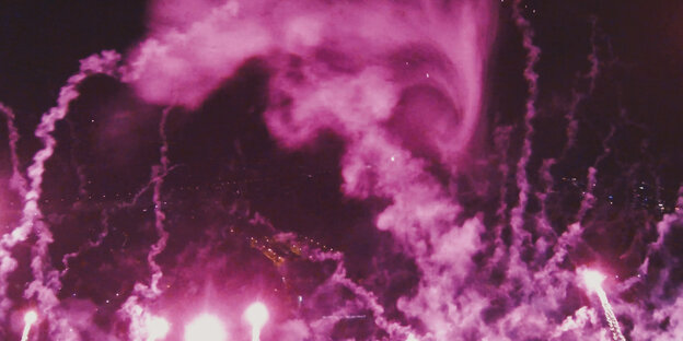Feuerwerk und Rauchspuren in Rosa-Tönen Feuerwerk und Rauchspuren in Rosa-Tönen