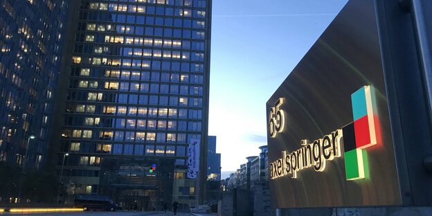 Eingang des Axel-Springer-Hauses