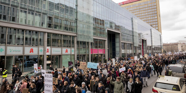 Demonstrierende vor dem Springer-Gebäude Demonstrierende vor dem Springer-Gebäude