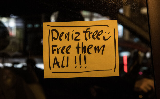 Gelbes Protestplakat an Autofenster mit der Aufschrift: Denz free, Smiley, free them All!! Gelbes Protestplakat an Autofenster mit der Aufschrift: Denz free, Smiley, free them All!!