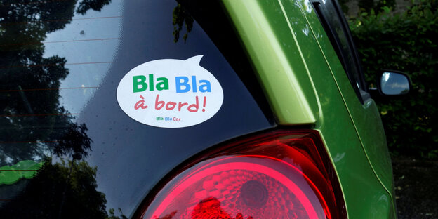Rückseite eines Autos mit Sticker BlaBlaCar Rückseite eines Autos mit Sticker BlaBlaCar