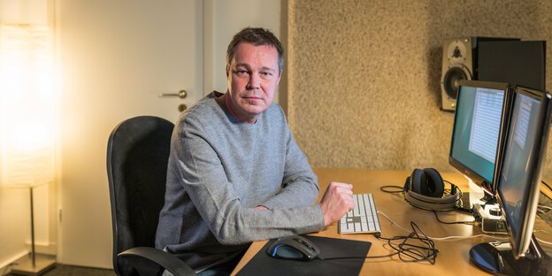Thomas Koritke sitzt an einem Schreibtisch mit zwei Bildschirmen. Thomas Koritke sitzt an einem Schreibtisch mit zwei Bildschirmen.