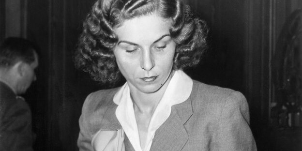 Ein schwarz-weiß-Bild einer jungen Frau in Bluse und Blazer, die ihre Haare im Stil der 1950er Jahre gewellt hat Ein schwarz-weiß-Bild einer jungen Frau in Bluse und Blazer, die ihre Haare im Stil der 1950er Jahre gewellt hat