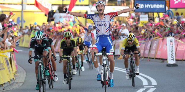 Zieleinfahrt bei einem Radrennen, der Sieger, Georg Preidler, in Jubelpose