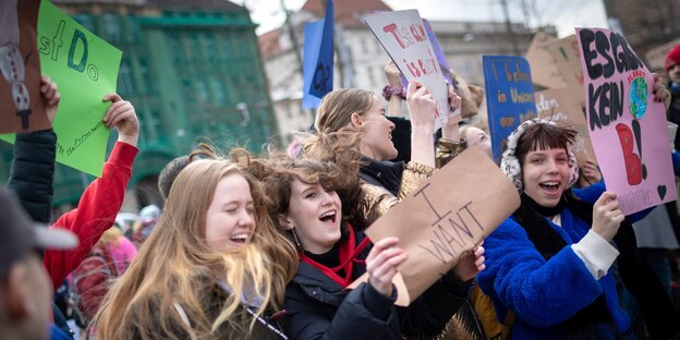 schülerinnen und schüler demonstrieren in berlin bei der demo "fridays for future". sie halten plakate hoch. schülerinnen und schüler demonstrieren in berlin bei der demo "fridays for future". sie halten plakate hoch.