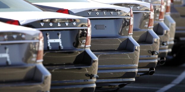 Mehrere Autos der Marke Volvo stehen nebeneinander Mehrere Autos der Marke Volvo stehen nebeneinander