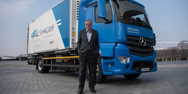 Martin Daum vor einem Elektro-Lkw Martin Daum vor einem Elektro-Lkw