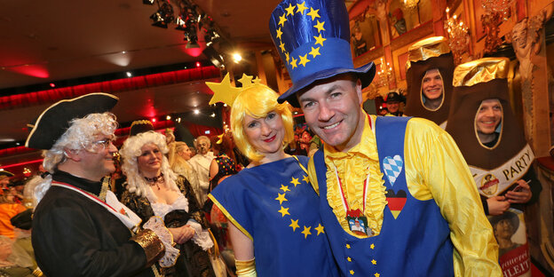 Manfred Weber mit seiner Frau Andrea verkleidet mit grell-bunten Europa-kostümen Manfred Weber mit seiner Frau Andrea verkleidet mit grell-bunten Europa-kostümen