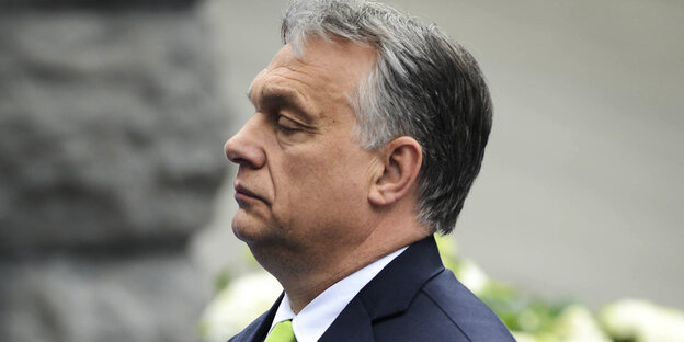 Viktor Orbán steht links zum Bild und guckt streng Viktor Orbán steht links zum Bild und guckt streng