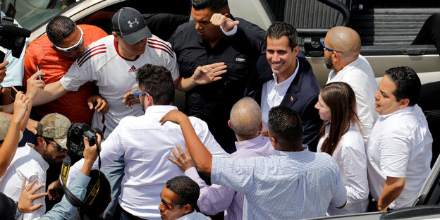 Juan Guaidó grüßt in Caracas eine Menschenmenge Juan Guaidó grüßt in Caracas eine Menschenmenge