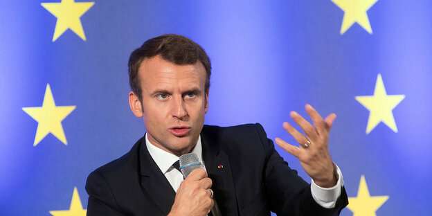 Emmanuel Macron vor einer Europa-Fahne Emmanuel Macron vor einer Europa-Fahne