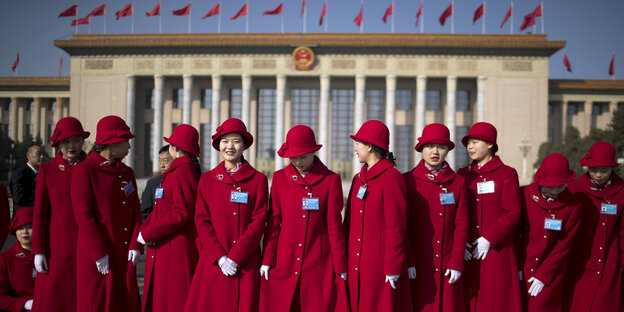 Frauen in roter Uniform reihen sich nebeneinander auf Frauen in roter Uniform reihen sich nebeneinander auf