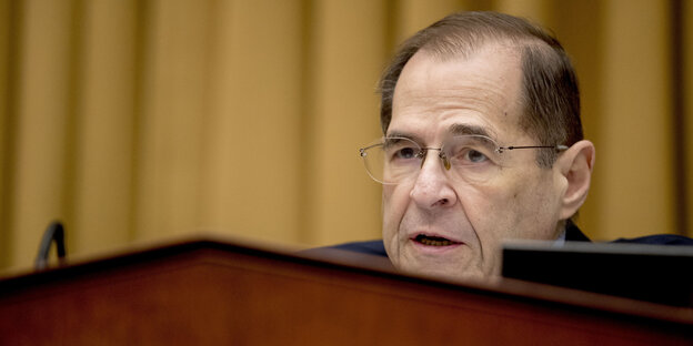 Jerrold Nadler, Chef des Justizausschusses des US-Repräsentatenhauses sitzt vor einem Tisch Jerrold Nadler, Chef des Justizausschusses des US-Repräsentatenhauses sitzt vor einem Tisch
