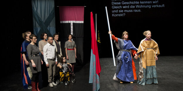 Schauspieler mit Fahnen und in skurrilen Kostümen Schauspieler mit Fahnen und in skurrilen Kostümen
