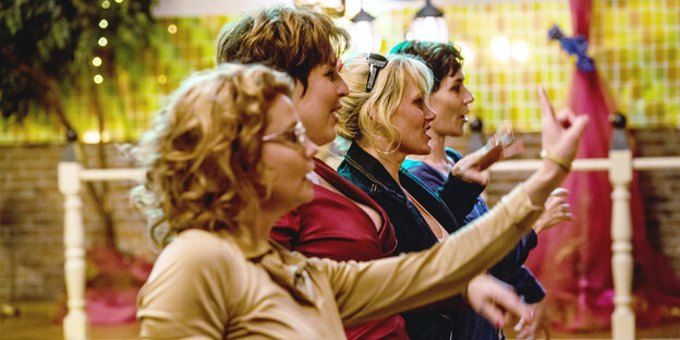 Gesa (Annette Frier), Sandra (Elena Uhlig), Astrid (Anna Schudt) und Katharina (Nina Kunzendorf) (v. l. n. r.) Gesa (Annette Frier), Sandra (Elena Uhlig), Astrid (Anna Schudt) und Katharina (Nina Kunzendorf) (v. l. n. r.)