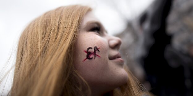 Demonstration, zu lesen ist unter anderem "Zensurfilter" auf einem Transparent Demonstration, zu lesen ist unter anderem "Zensurfilter" auf einem Transparent