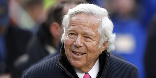 Robert Kraft lächelt