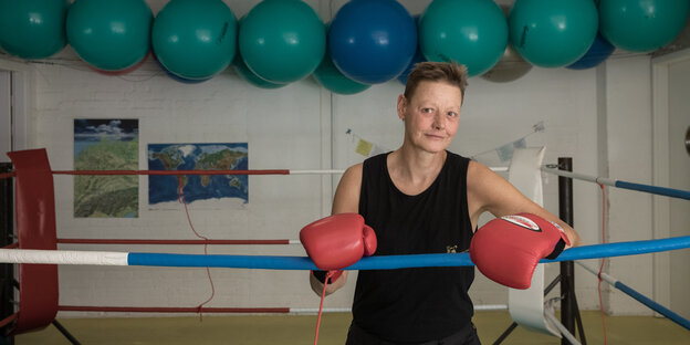 Claudia Fingerhuth steht mit Boxhandschuhen Ring Claudia Fingerhuth steht mit Boxhandschuhen Ring