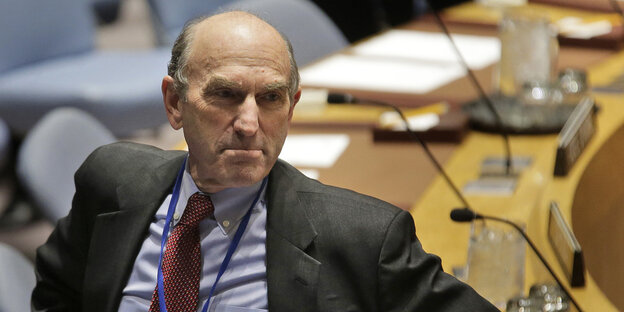 Profil Elliott Abrams, im Hintergrund ein Tisch in einem Sitzungssaal Profil Elliott Abrams, im Hintergrund ein Tisch in einem Sitzungssaal