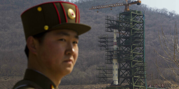 Soldat vor Raketenaschussrampe. Soldat vor Raketenaschussrampe.